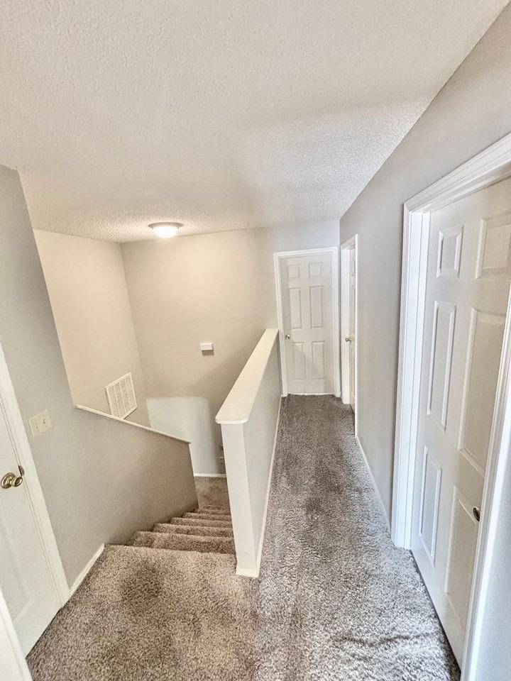 415 Valley Dr - Photo 4 of 10