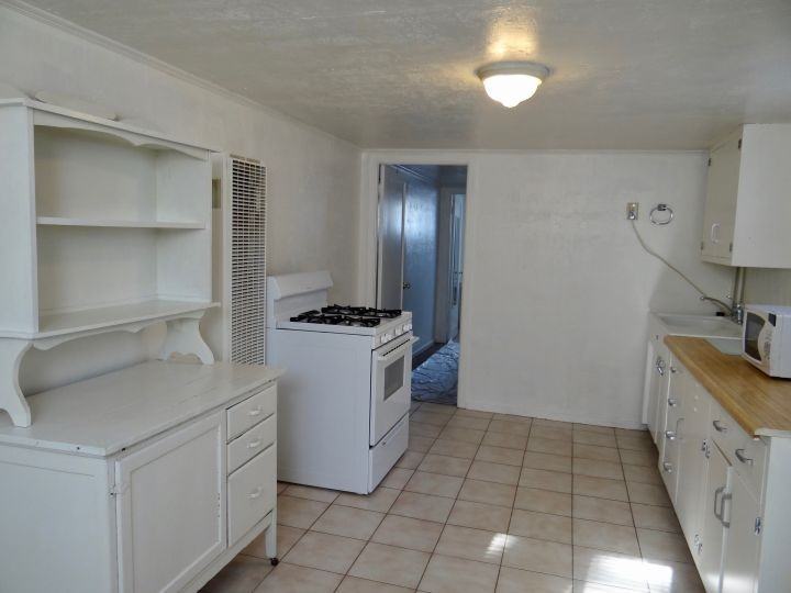 739 Custer Ave #B - Photo 3 of 6