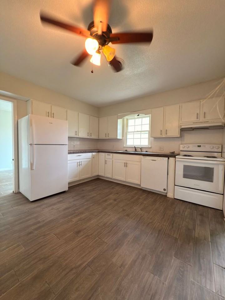 1305 Truman Ave - Photo 5 of 13