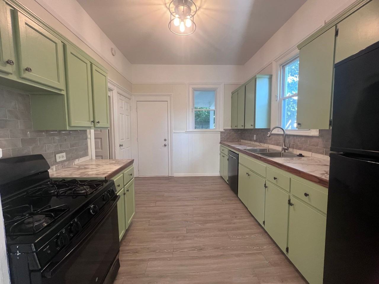 507 Livingston Ave Ne - Photo 3 of 46