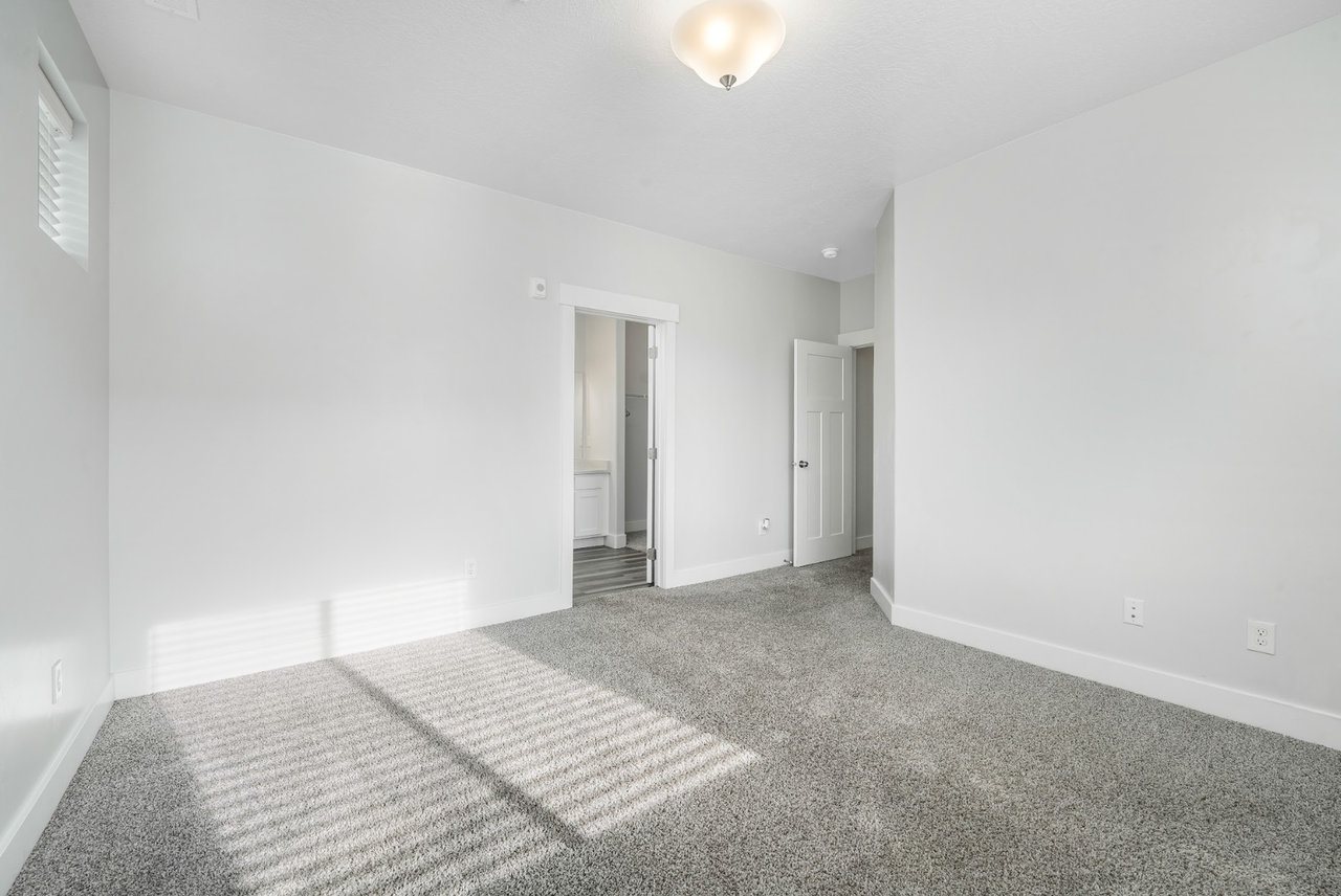 467 N 360 W - Photo 7 of 22