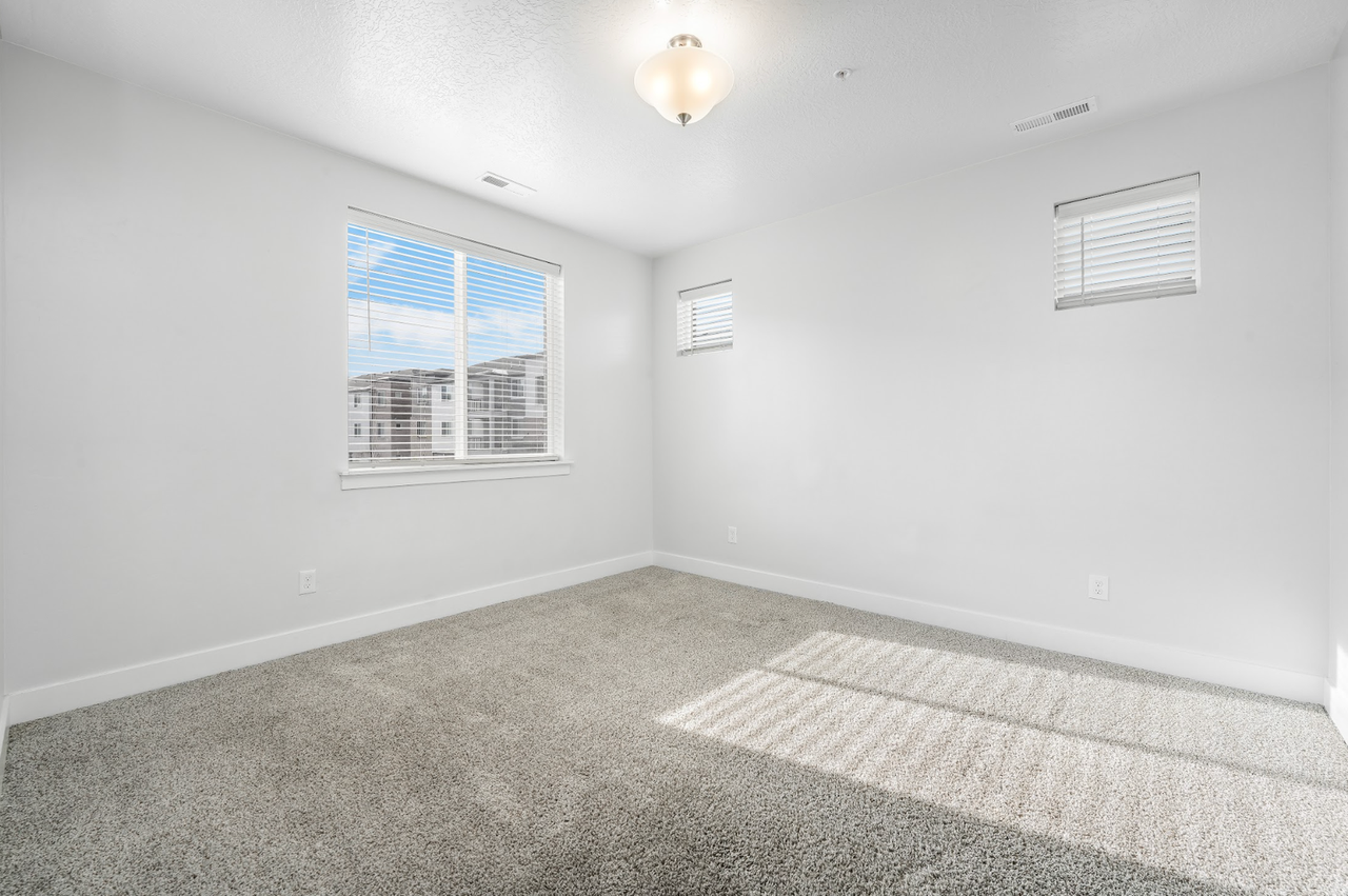 467 N 360 W - Photo 6 of 22