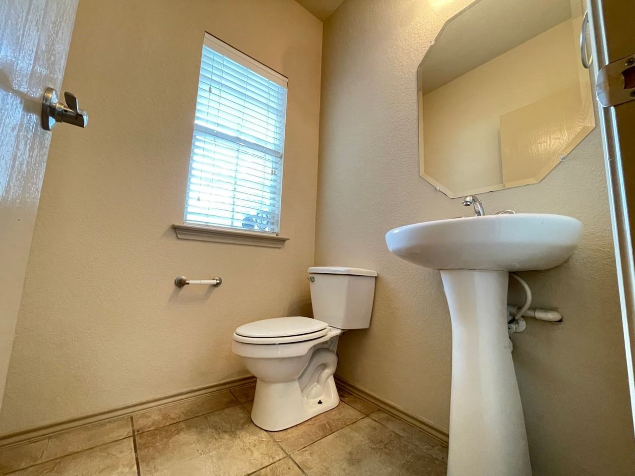 5913 Missy Ln - Photo 4 of 18