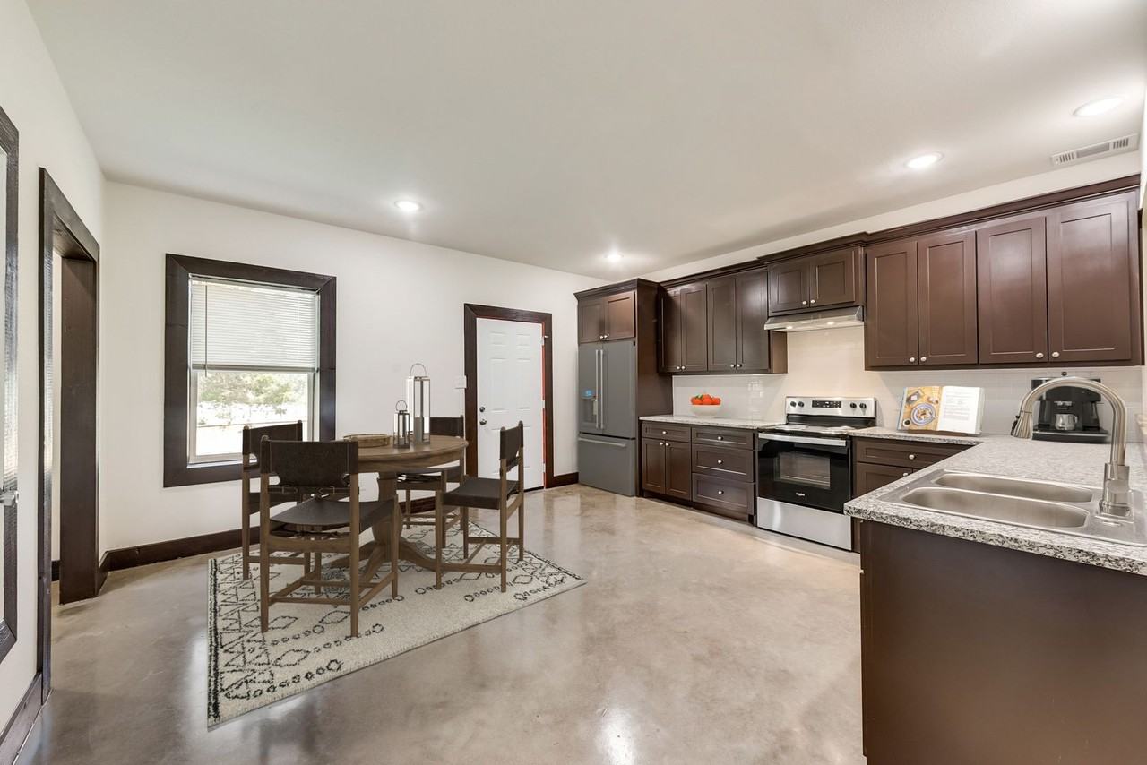 1033 Deer Ln - Photo 3 of 34