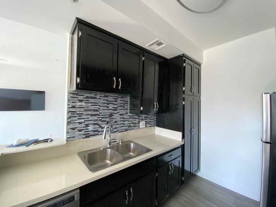 Avalon - Photo 4 of 31