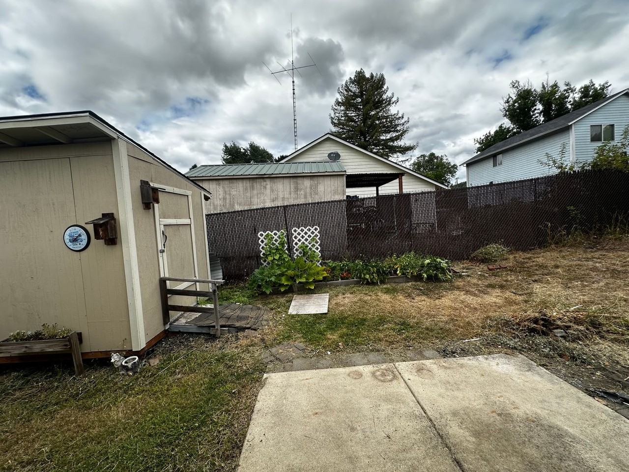 242 Currier Ave - Photo 6 of 7