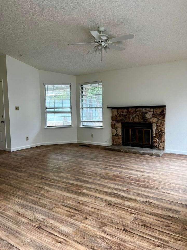 1141 Ambassador Dr - Photo 2 of 14