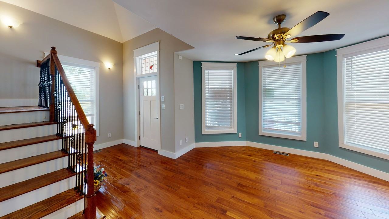 203 16th St - Photo 4 of 21