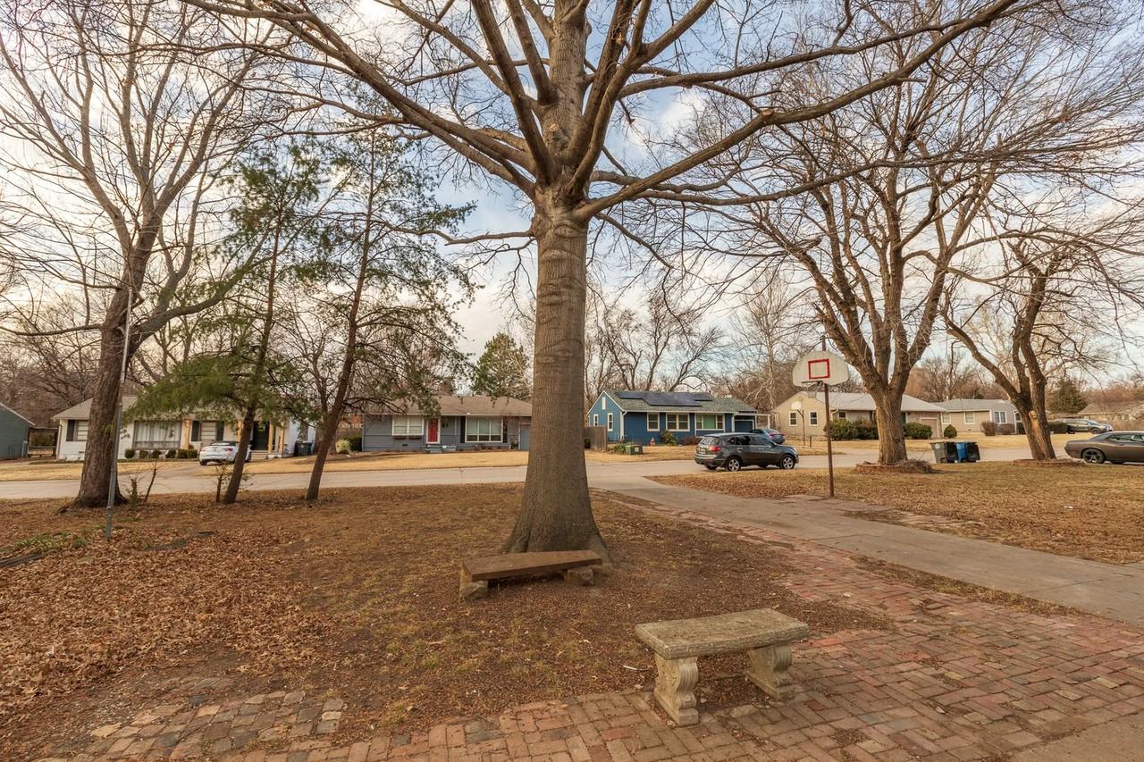 2527 S Oswego Ave - Photo 2 of 40