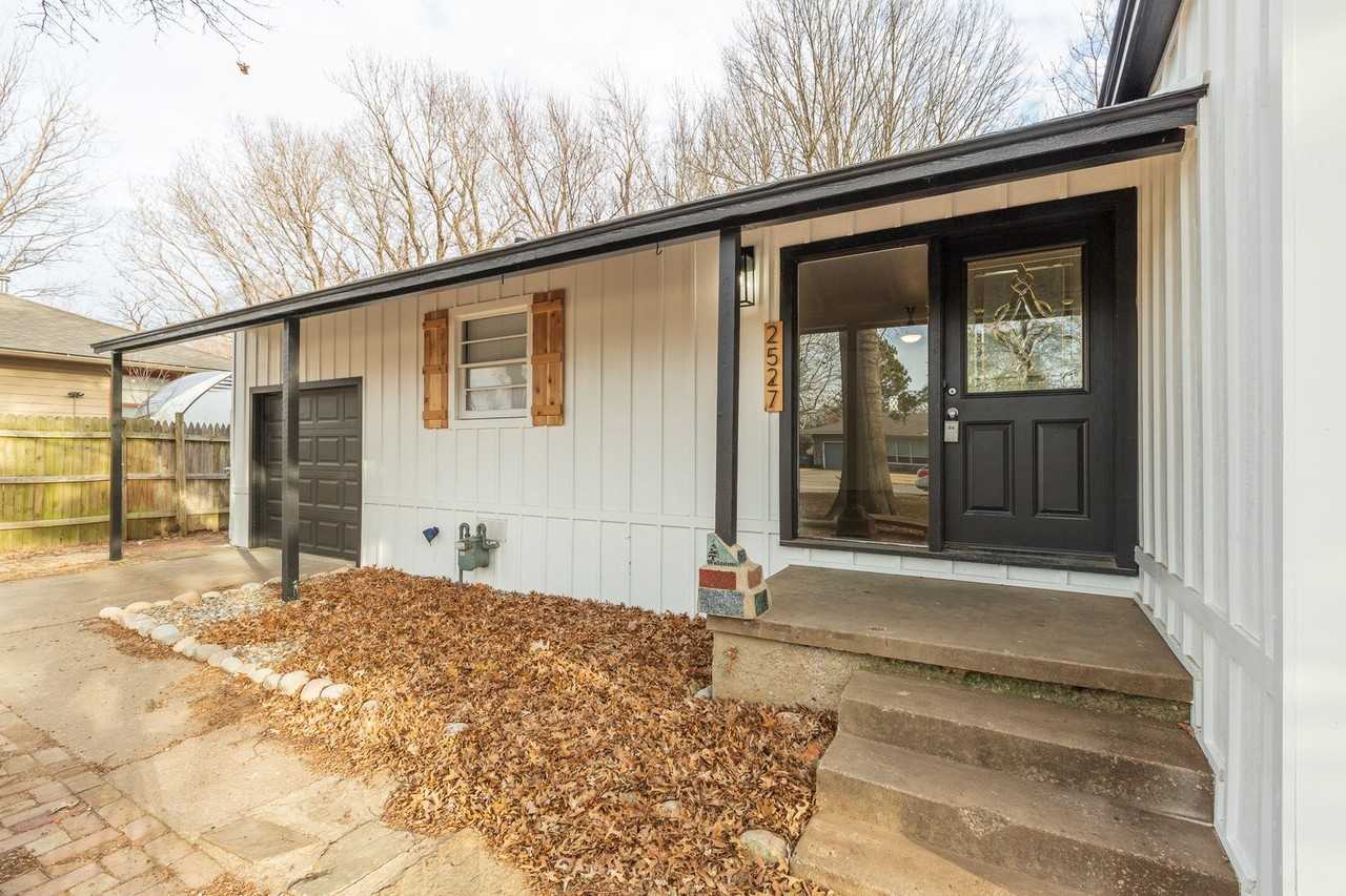 2527 S Oswego Ave - Photo 4 of 40