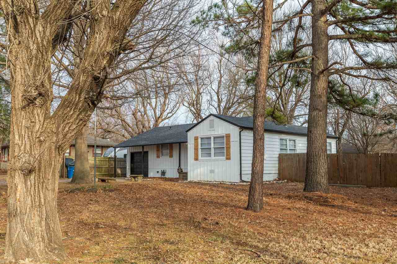 2527 S Oswego Ave - Photo 5 of 40