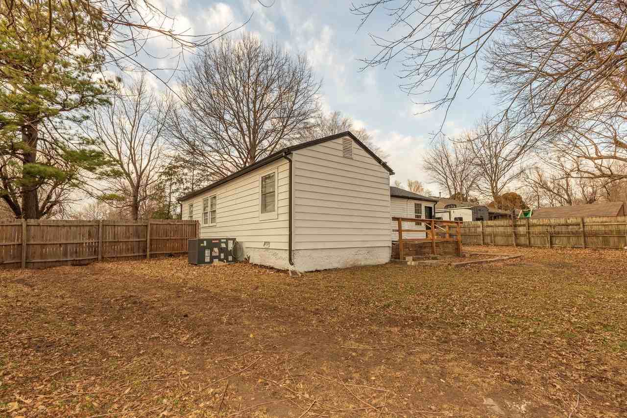 2527 S Oswego Ave - Photo 6 of 40