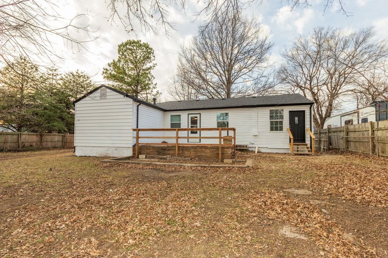 2527 S Oswego Ave - Photo 7 of 40