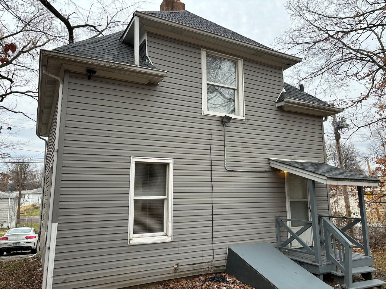 2427 Switzer Ave - Photo 2 of 9