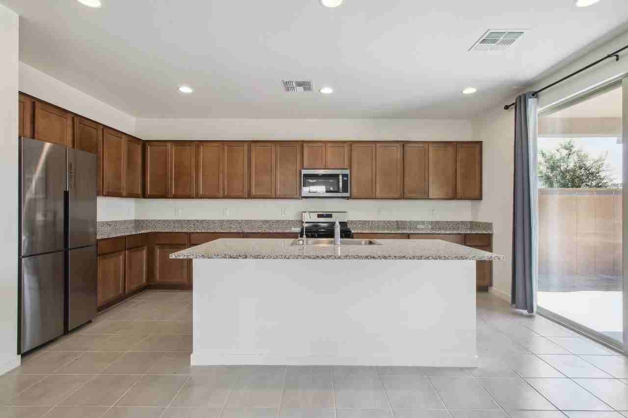 21283 E Swan Dr - Photo 4 of 26