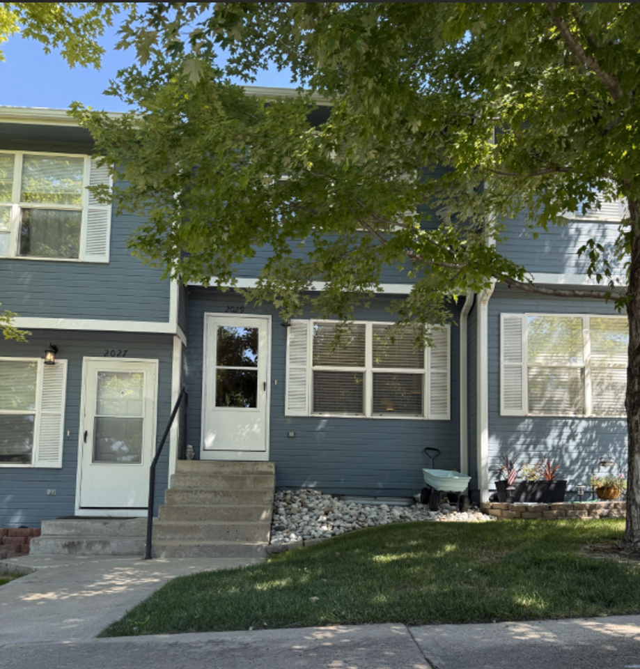 2029 Oakcrest Cir - Photo 2 of 32