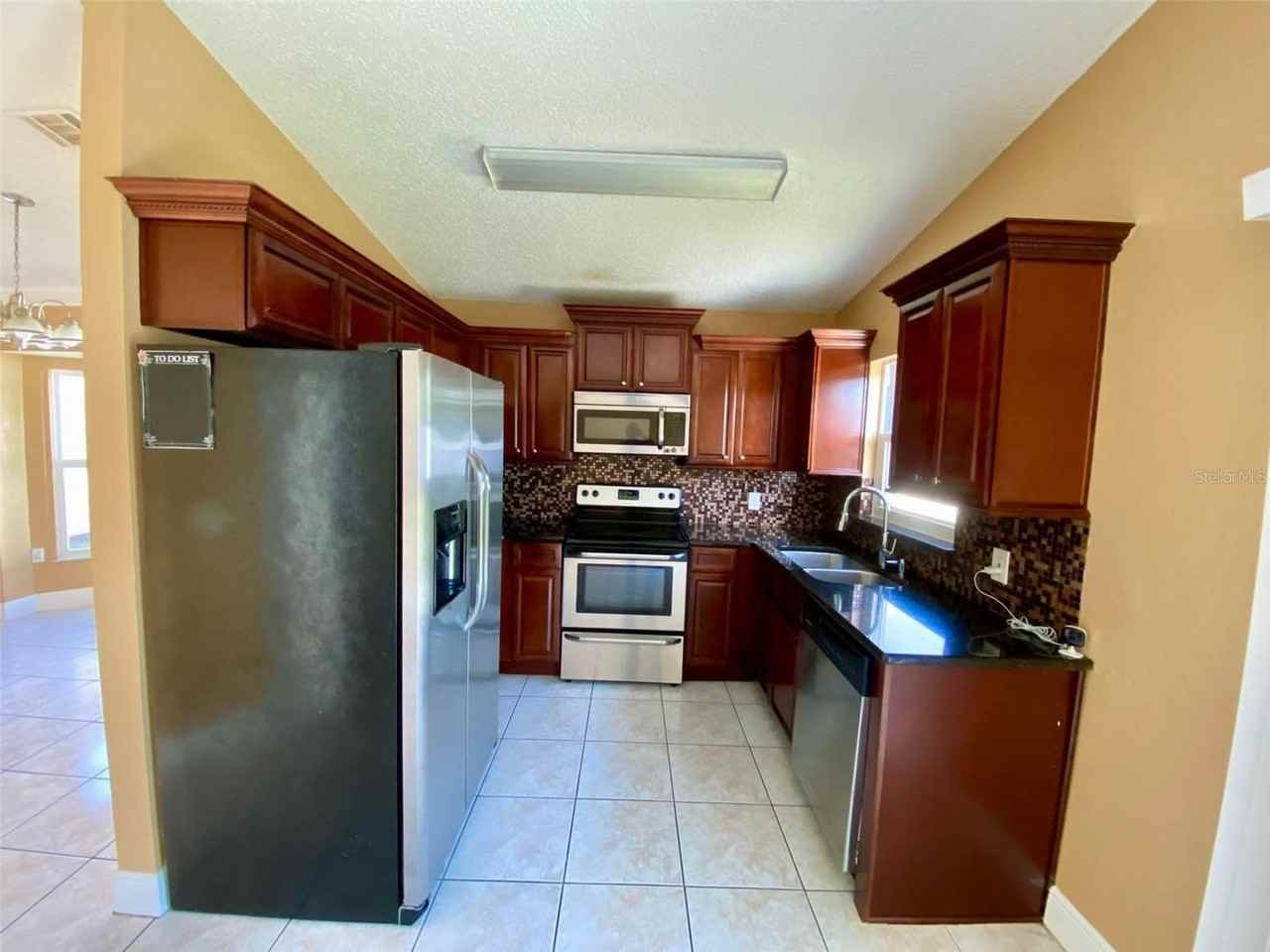 880 Nelson Dr - Photo 3 of 23