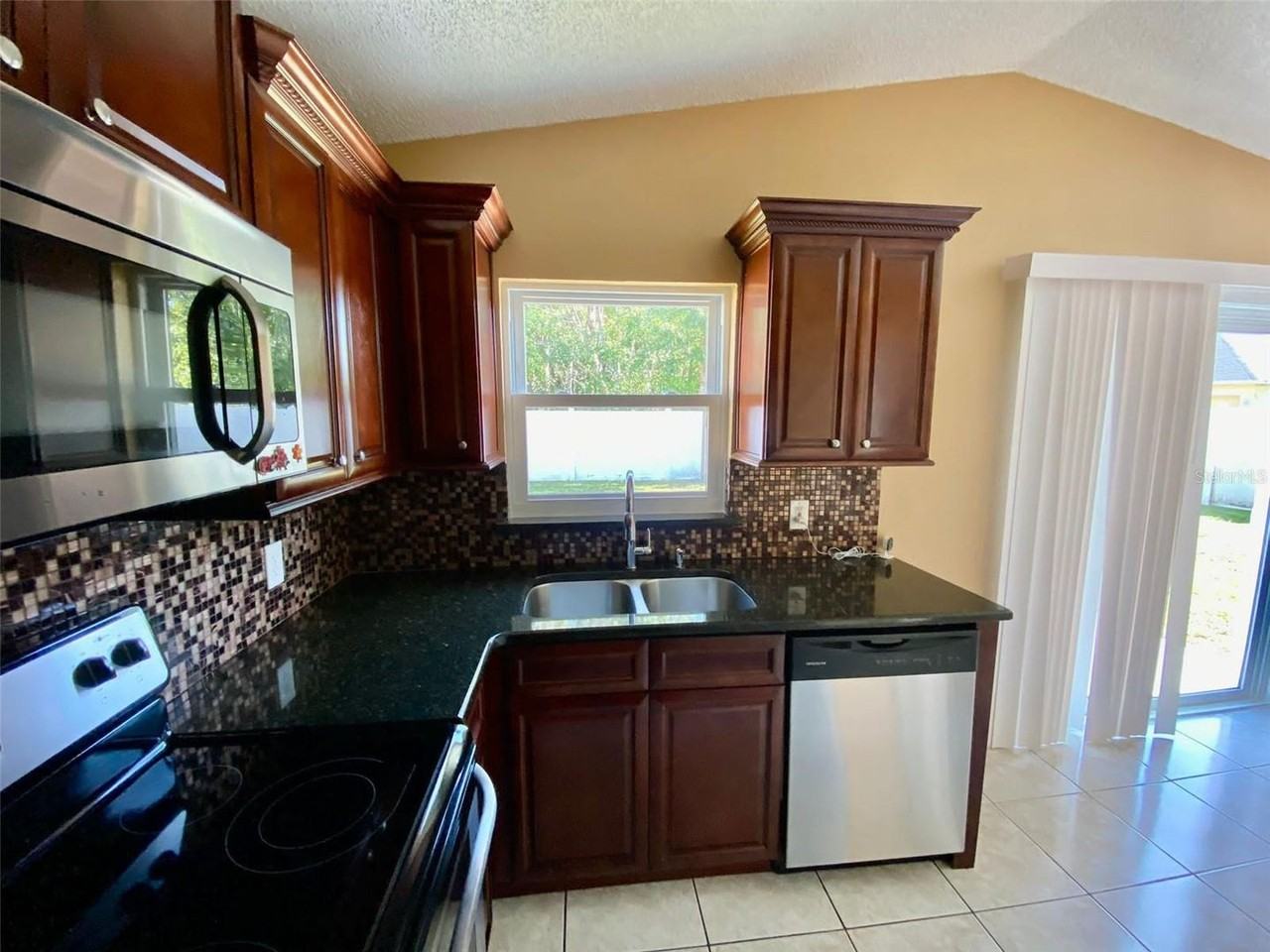 880 Nelson Dr - Photo 6 of 22