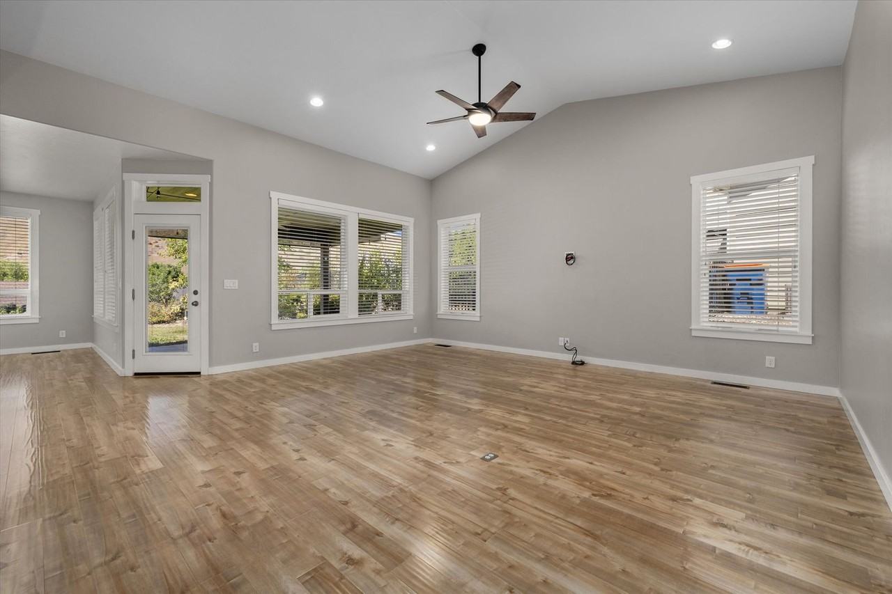 18075 N Highfield Way - Photo 3 of 34