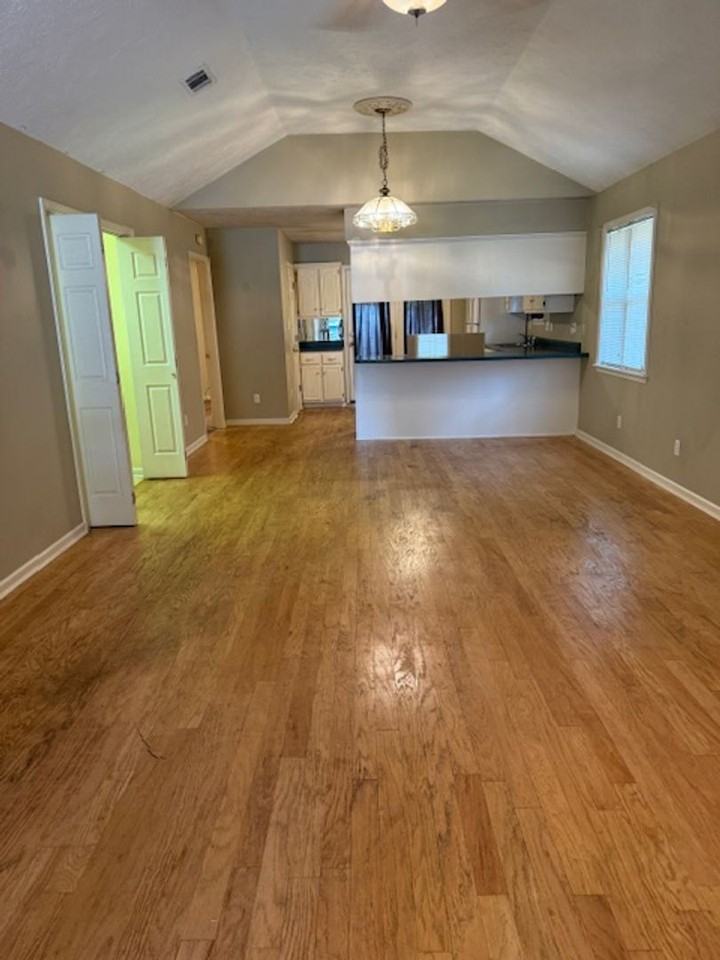2558 Arlington Dr - Photo 2 of 7