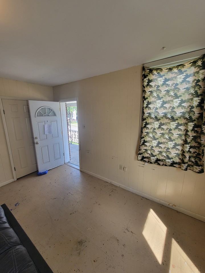 127 Center St #B - Photo 3 of 7