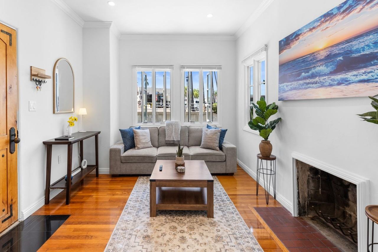 1303 Cave St - Photo 6 of 49