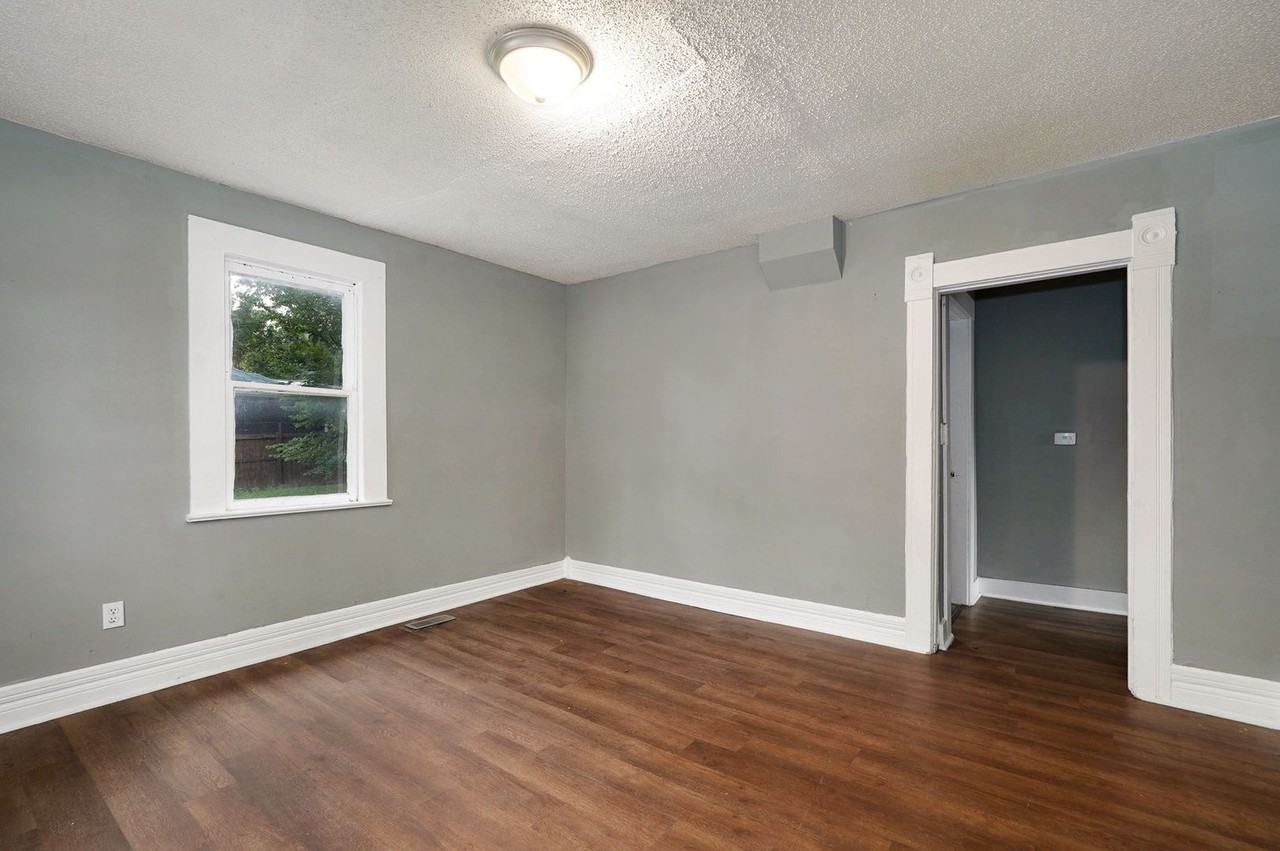 2347 N Lyon Ave - Photo 2 of 16