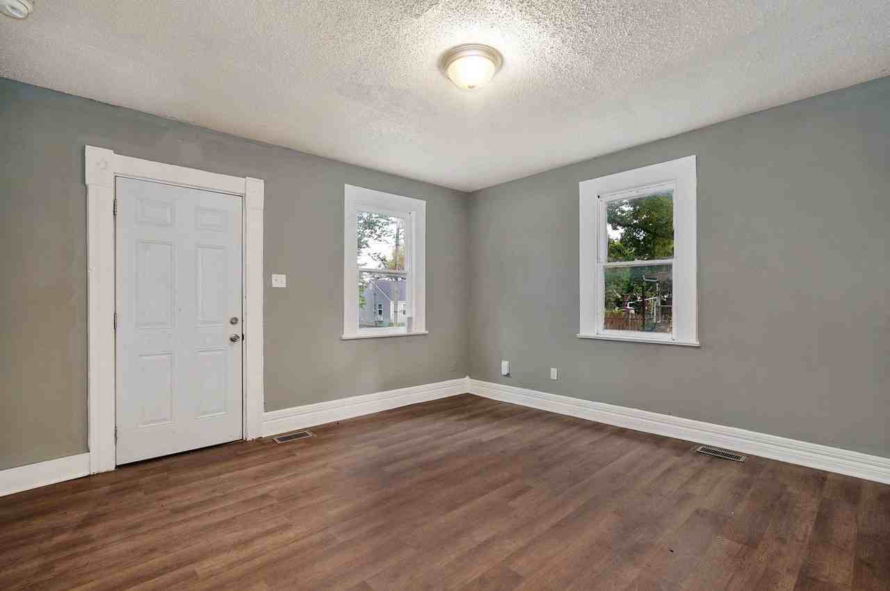 2347 N Lyon Ave - Photo 3 of 16