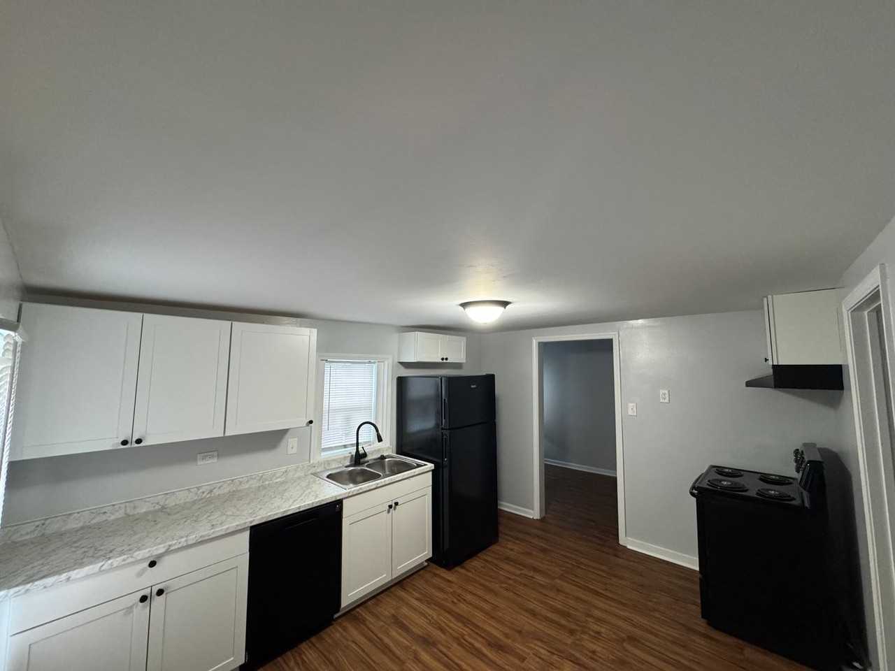 122 E 14th St - Photo 2 of 10