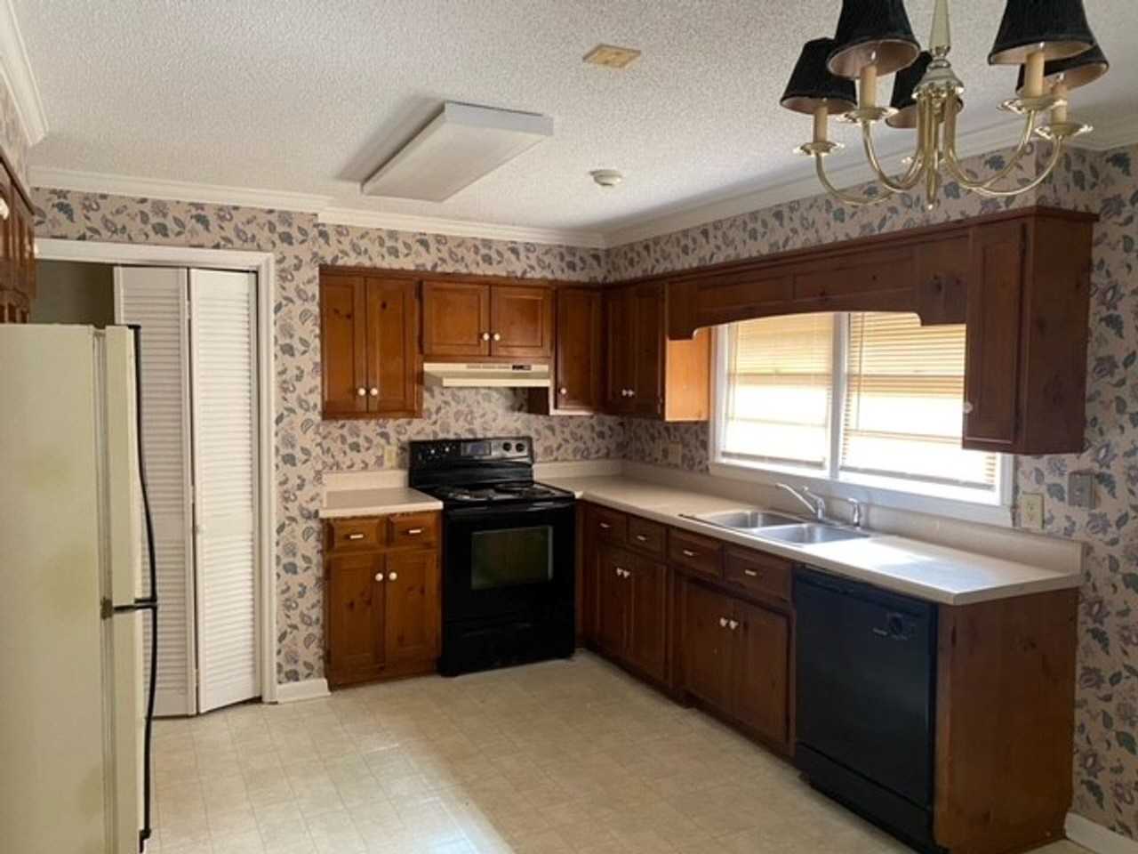 505 Mack Dr - Photo 3 of 14