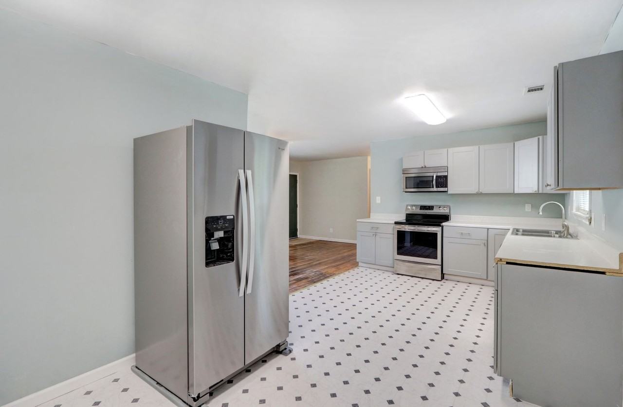 2435 E 39th St - Photo 3 of 24