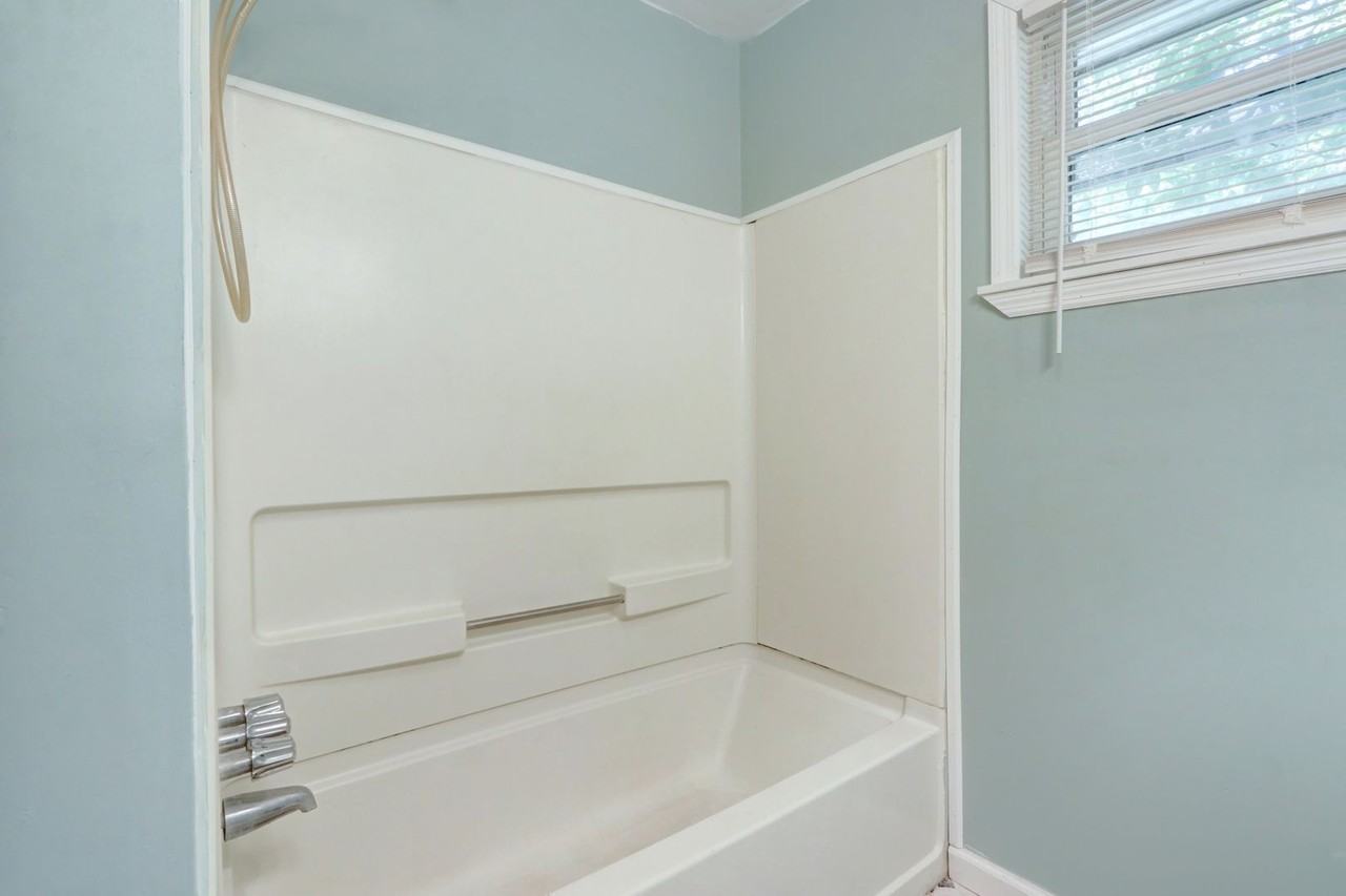 2435 E 39th St - Photo 4 of 24