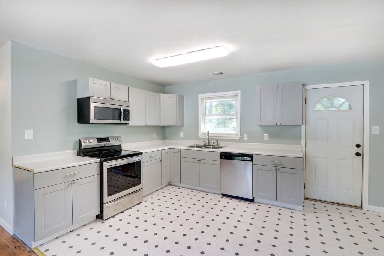 2435 E 39th St - Photo 5 of 24