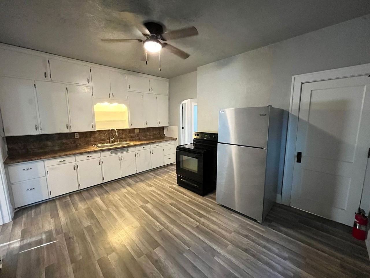 933 S 5th Ave - Photo 2 of 22