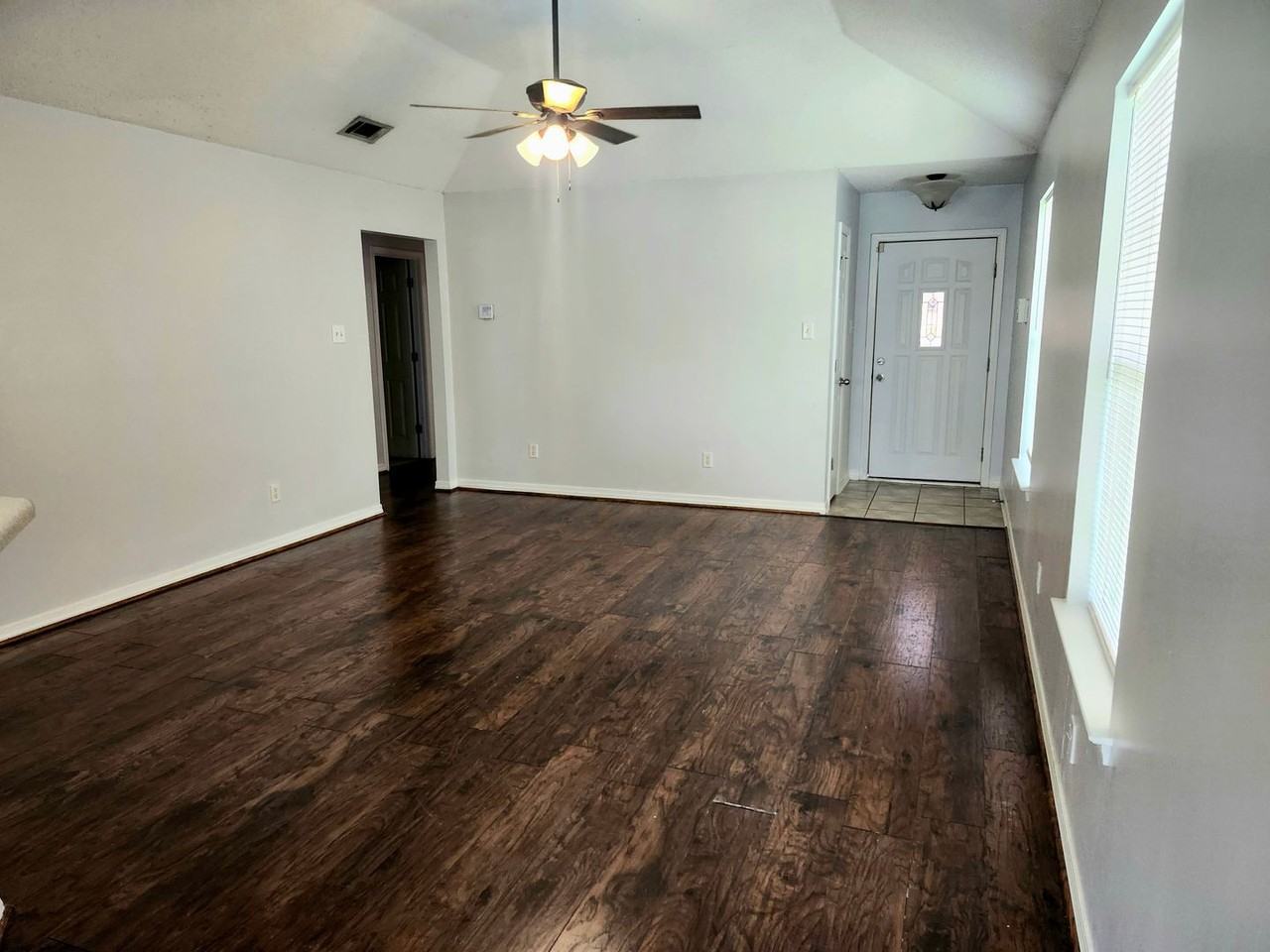 16105 Zenith Dr - Photo 2 of 12