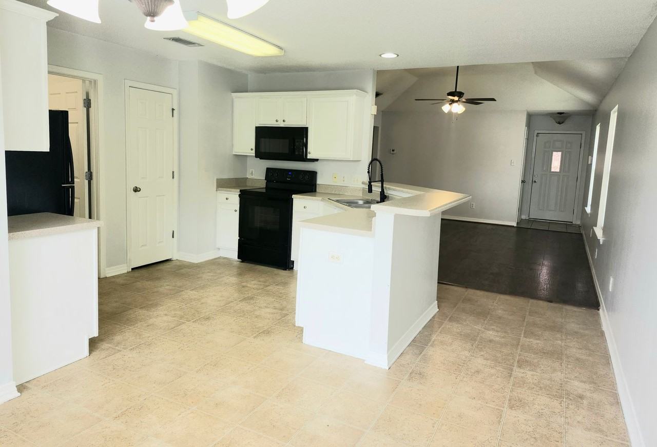 16105 Zenith Dr - Photo 3 of 12