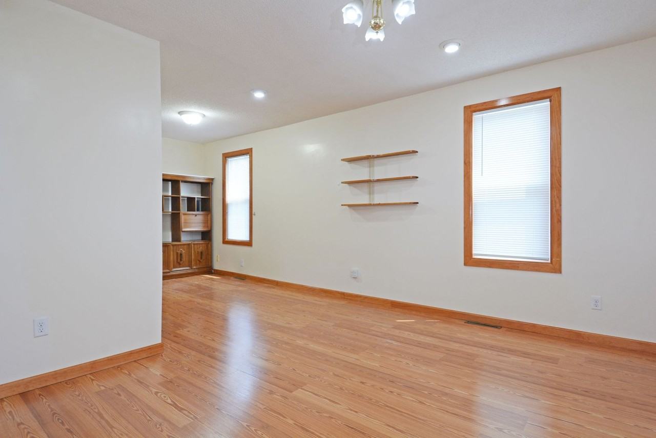 405 Van Buren Ave - Photo 3 of 21