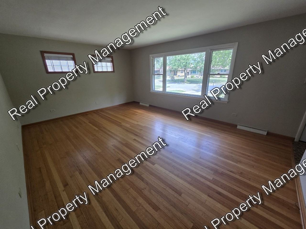 8118 Monroe Ave - Photo 2 of 18