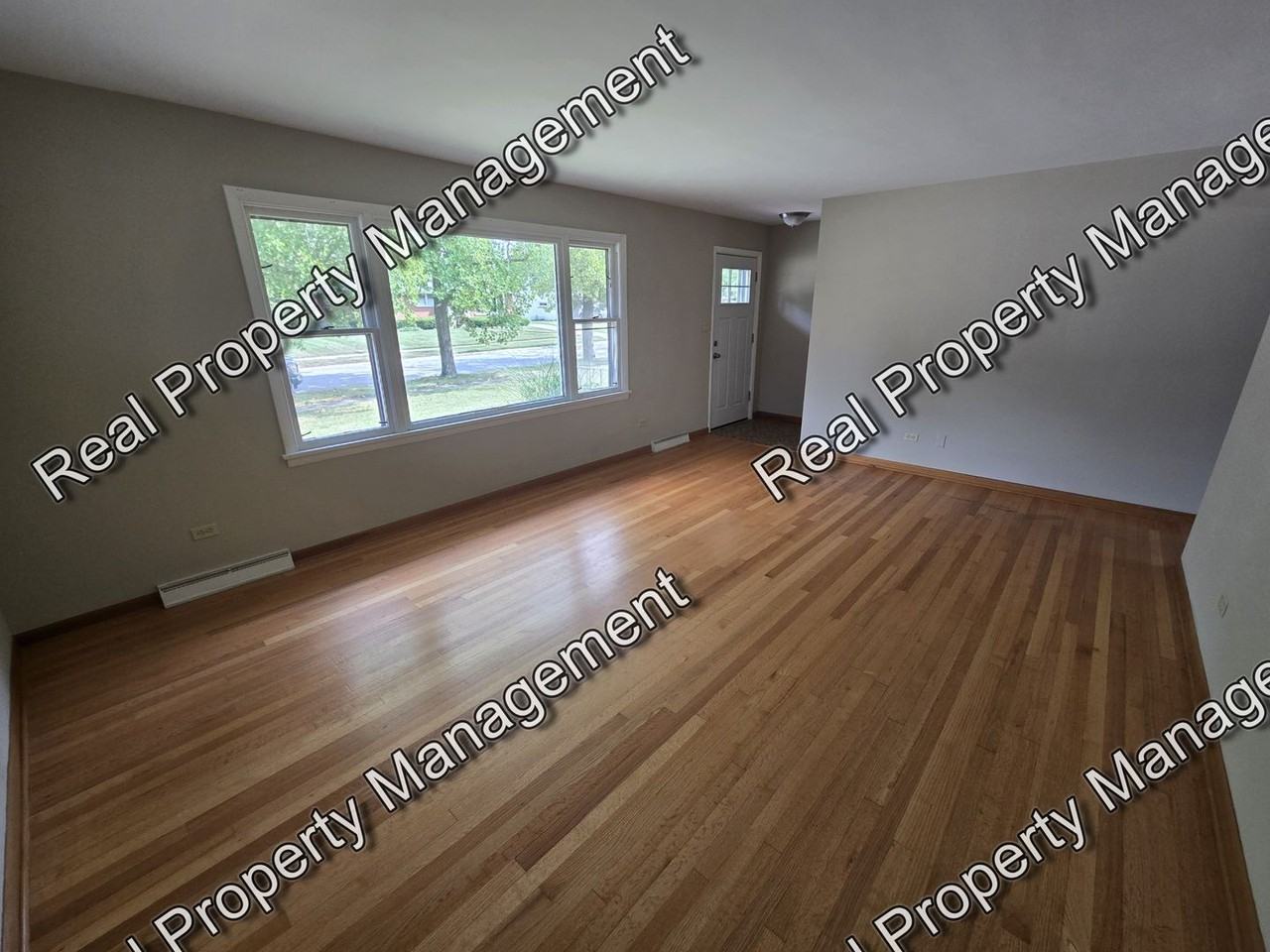 8118 Monroe Ave - Photo 3 of 18