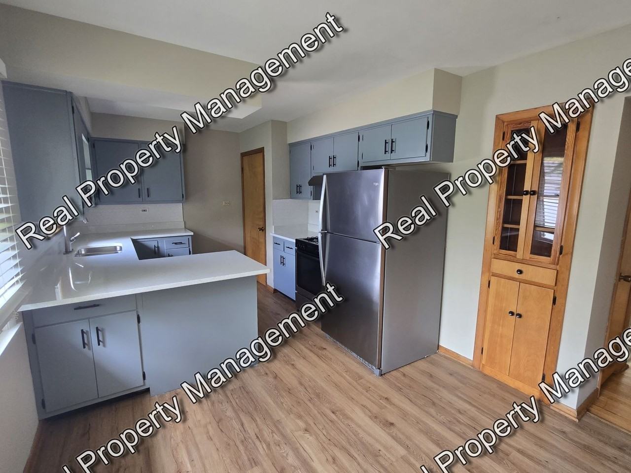 8118 Monroe Ave - Photo 4 of 18