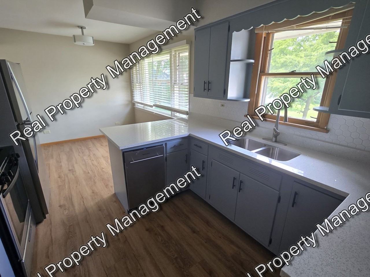 8118 Monroe Ave - Photo 5 of 18