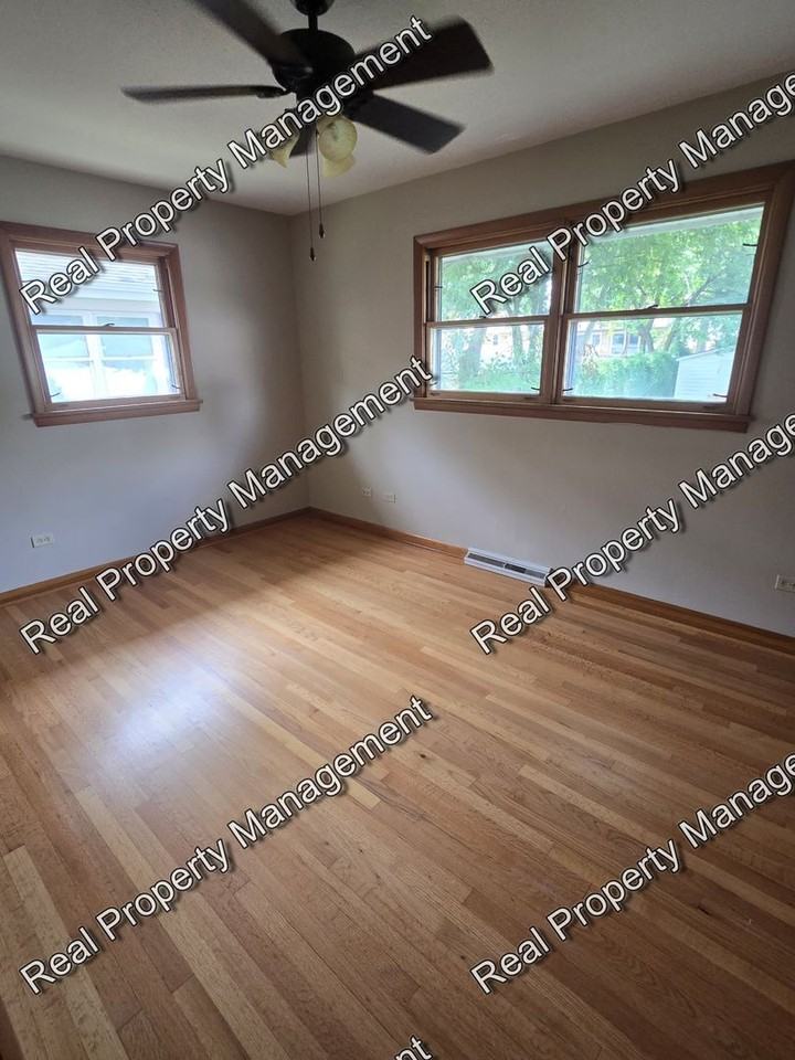 8118 Monroe Ave - Photo 7 of 18