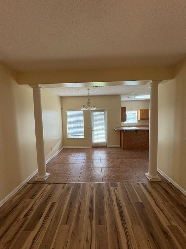 101 Courtyard Way - Photo 3 of 24