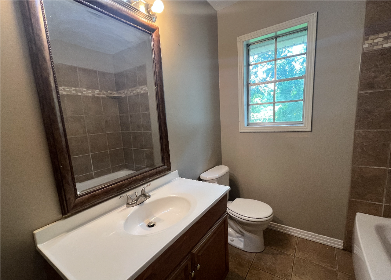601 N Browder St - Photo 3 of 11