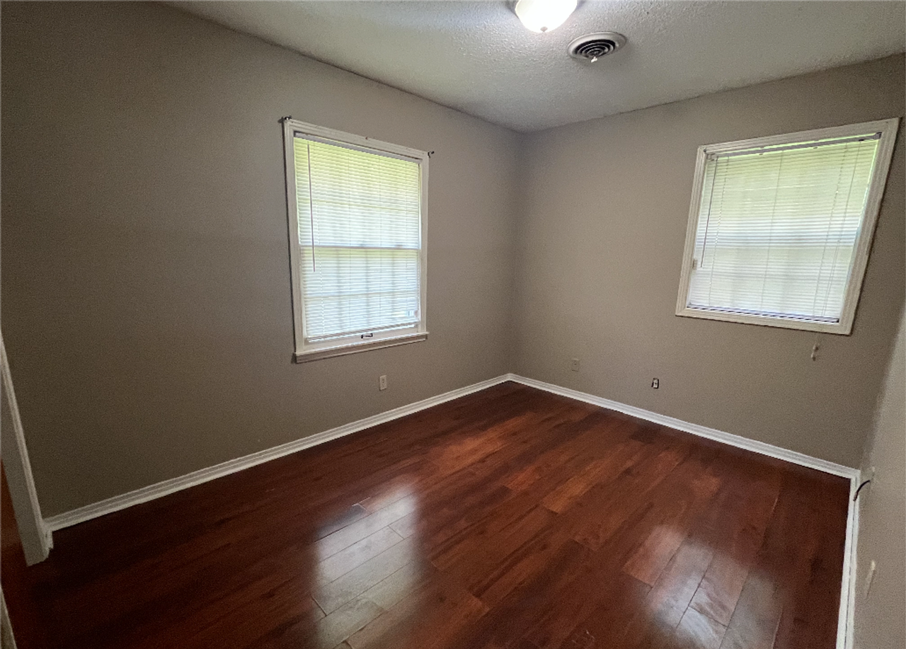 601 N Browder St - Photo 7 of 11