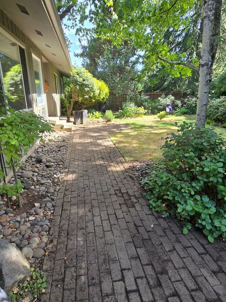 2422 Hillcrest Ct - Photo 2 of 33