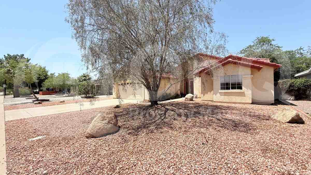 822 W Earll Dr - Photo 3 of 31