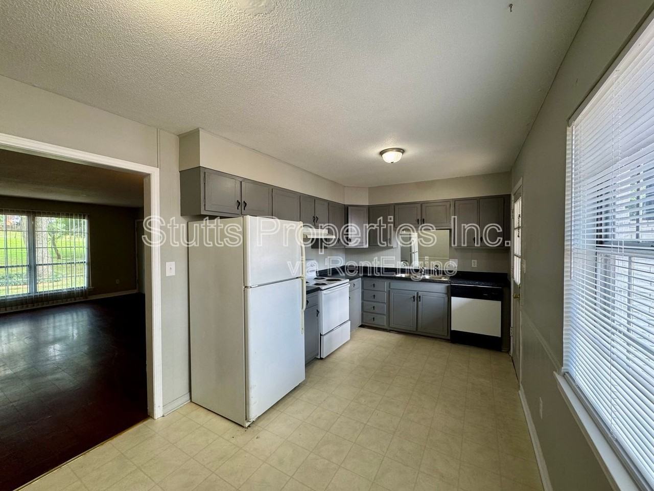 1975 Darby Dr #E1 - Photo 3 of 4