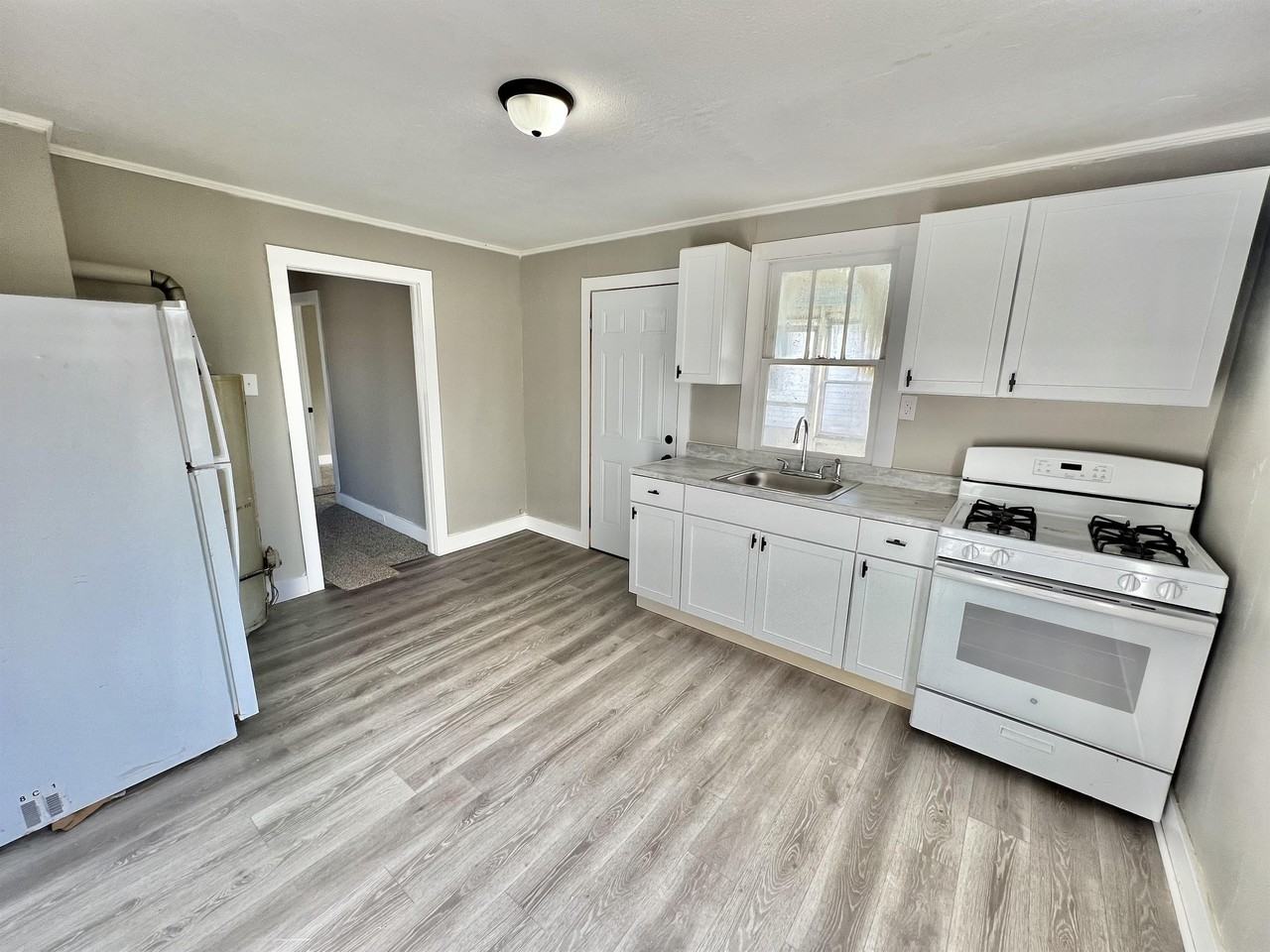 228 Pine St #A - Photo 3 of 10
