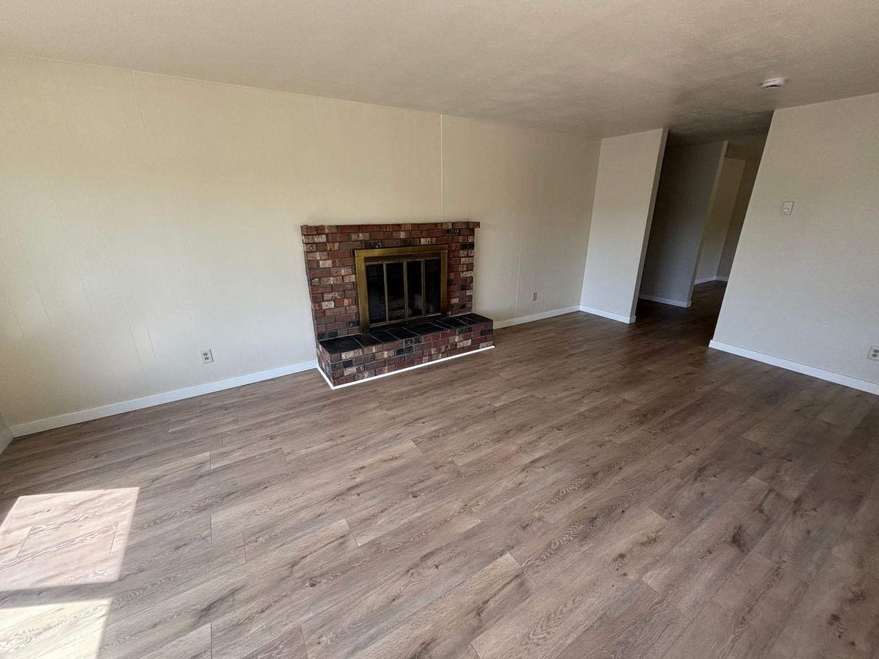 1188 Ne Lincoln St - Photo 3 of 11